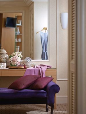 With the Bedroom Suite's separated walk-in dressing room, get ready for your day in style.
