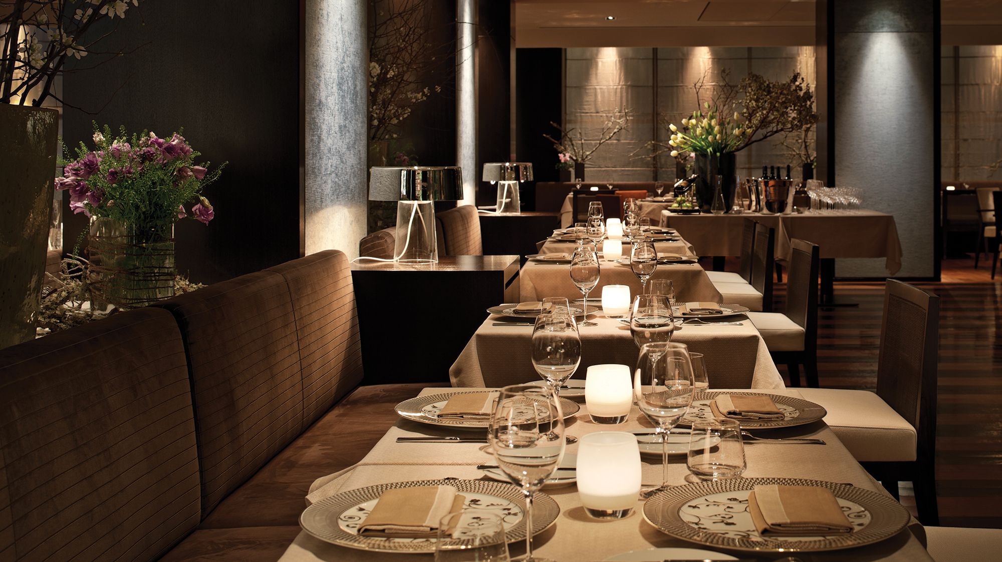 Завтраки с друзьями в ресторане. Картинка социальная столовая в европе. Ужин с родителями в ресторане. Ужин с друзьями. Семья с детьми в ресторане.