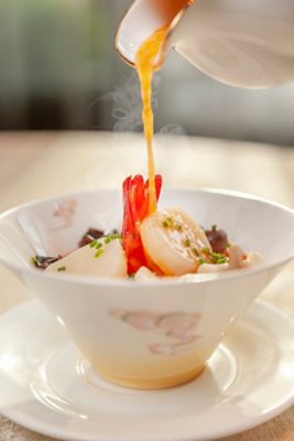tlszx-tang-court-seafood-noodles-in-superior-broth.jpg