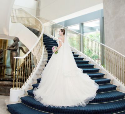 tlszx-the-bride-standing-on-the-spiral-staircase.jpg